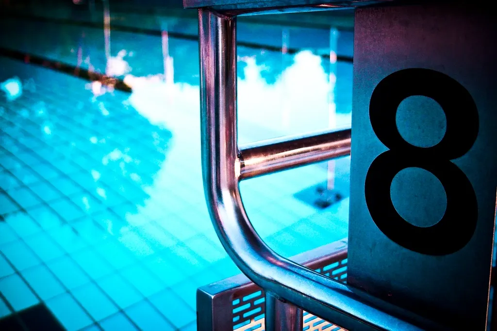 Poyete de salida número ocho de una piscina de competición sobre el agua en calma